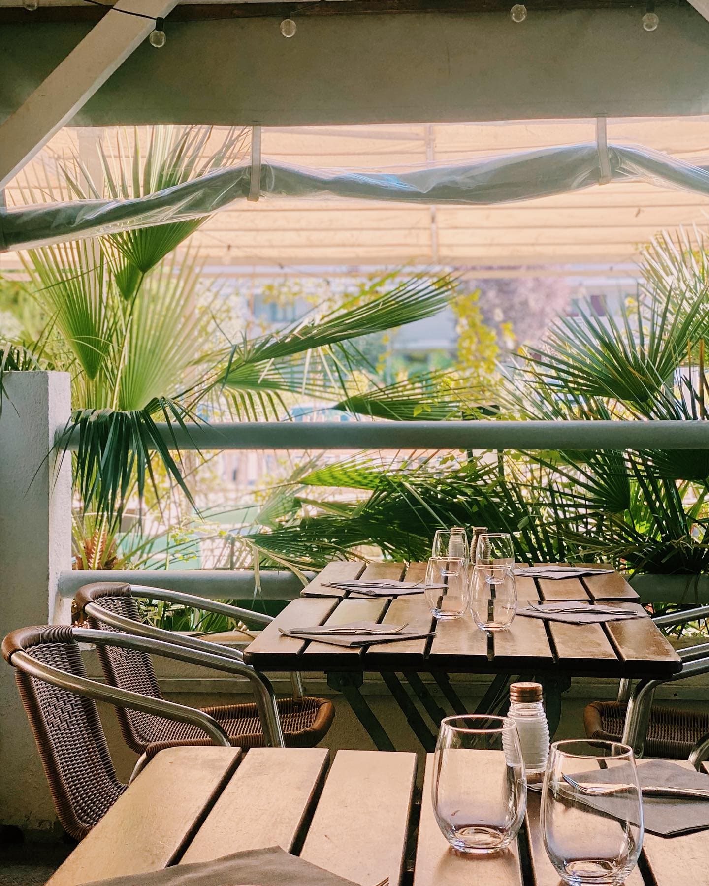 Terrasse pergola de La Paillote, tables dressées