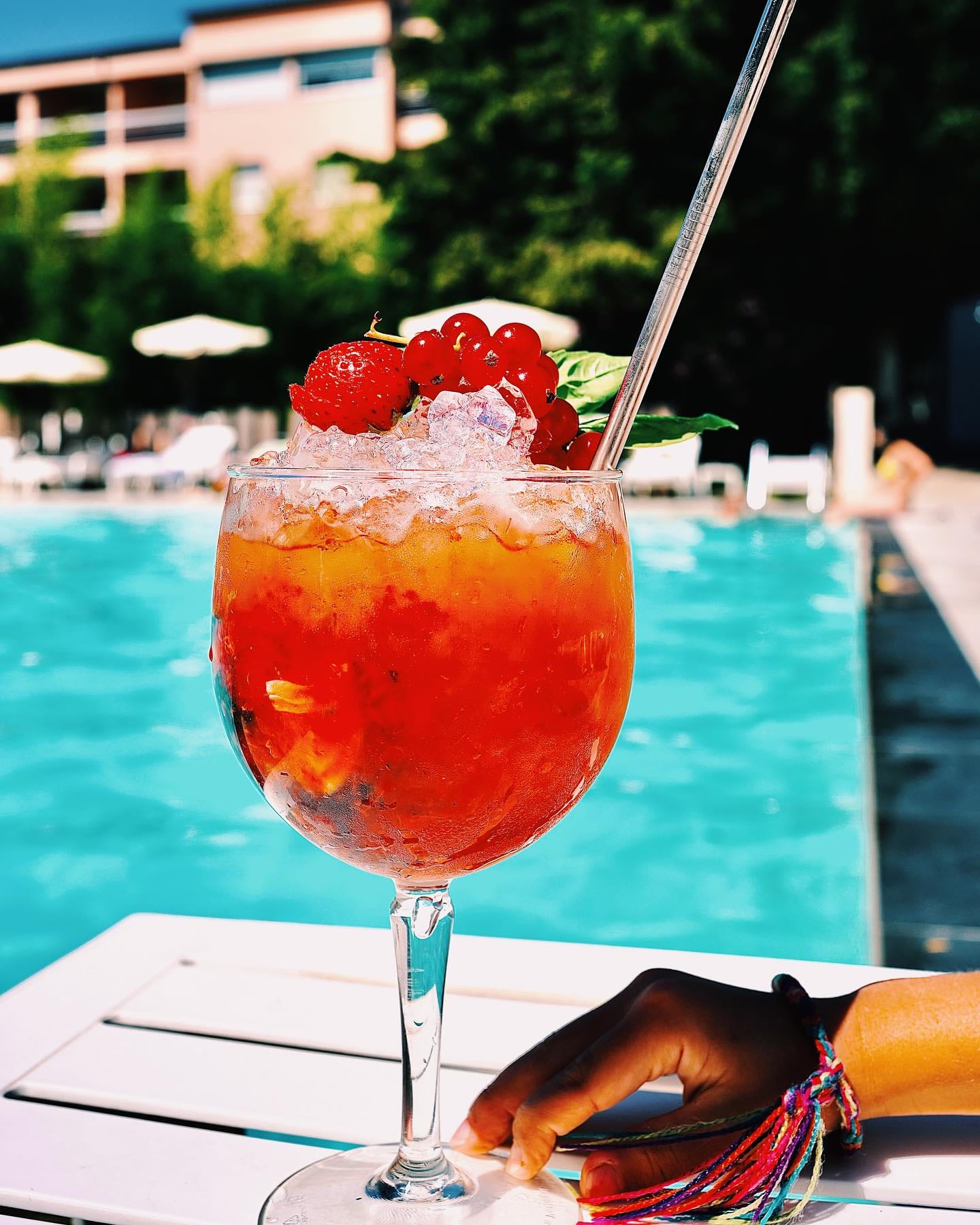 Cocktail rouge avec glace pilée