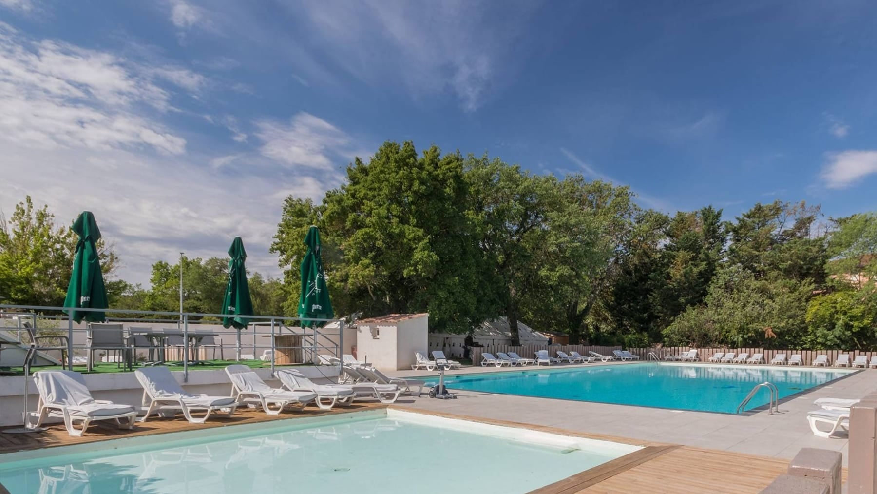 Piscine, transats et parasols à La Paillote